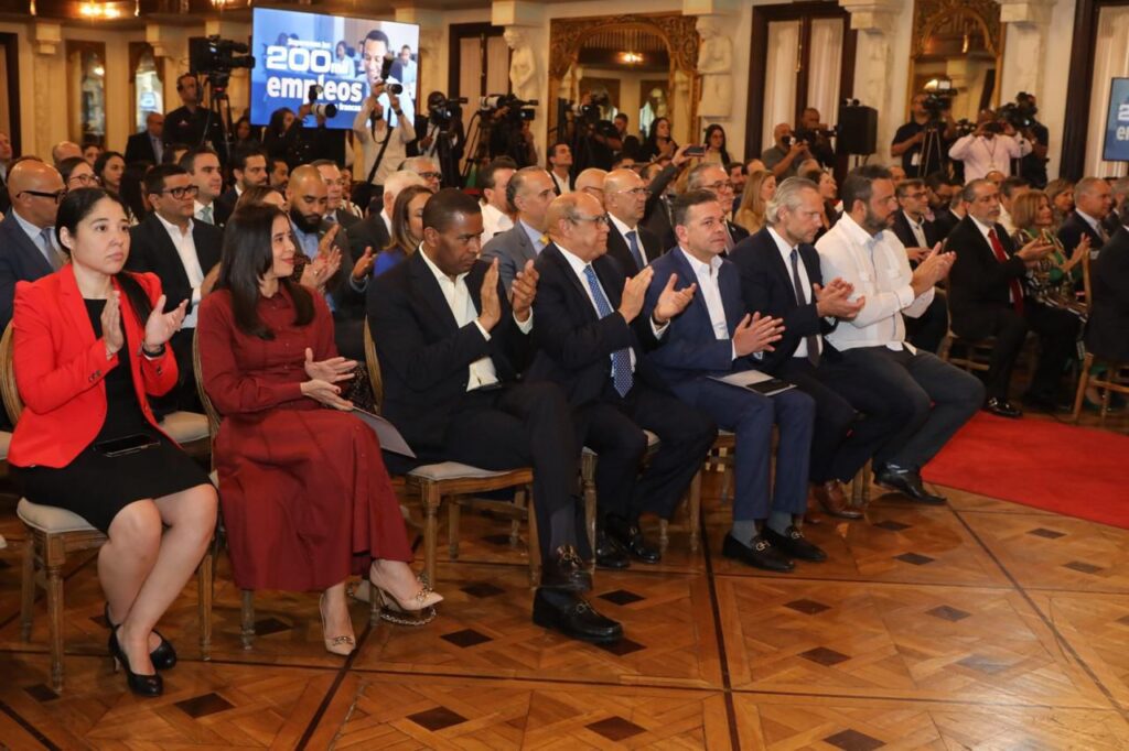 Abinader celebra cifra récord de 200,134 empleos directos en zonas francas: 54% es ocupado por mujeres | 2 | Abinader celebra cifra récord de 200,134 empleos directos en zonas francas: 54% es ocupado por mujeres - Noticias de hoy en República Dominicana | De Último Minuto