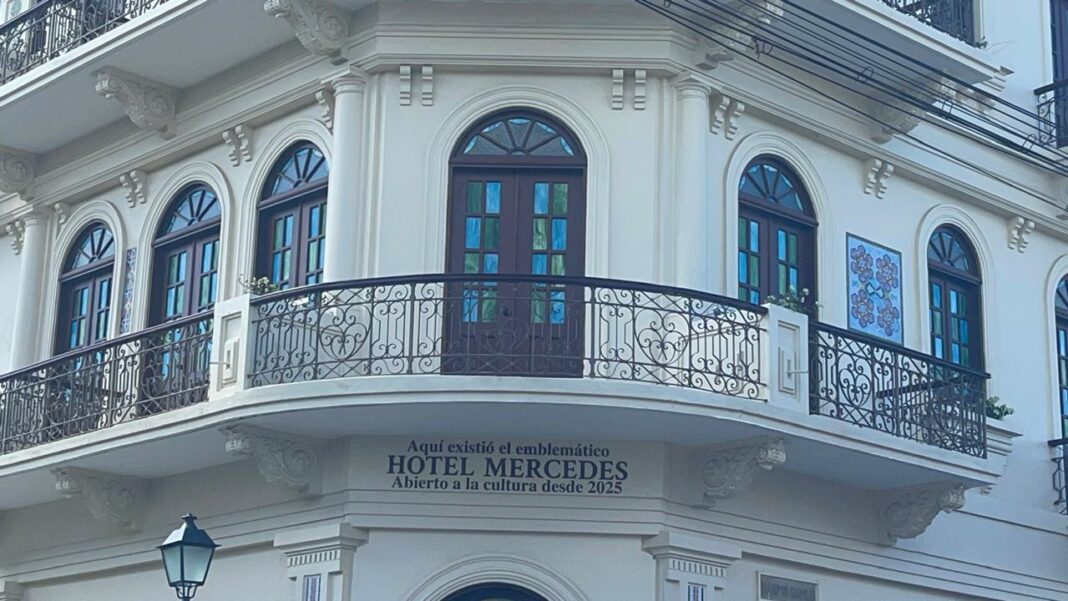 Periodistas y comunicadores recorren nuevos espacios del Centro Cultural de Reservas Antiguo Hotel Mercedes en Santiago