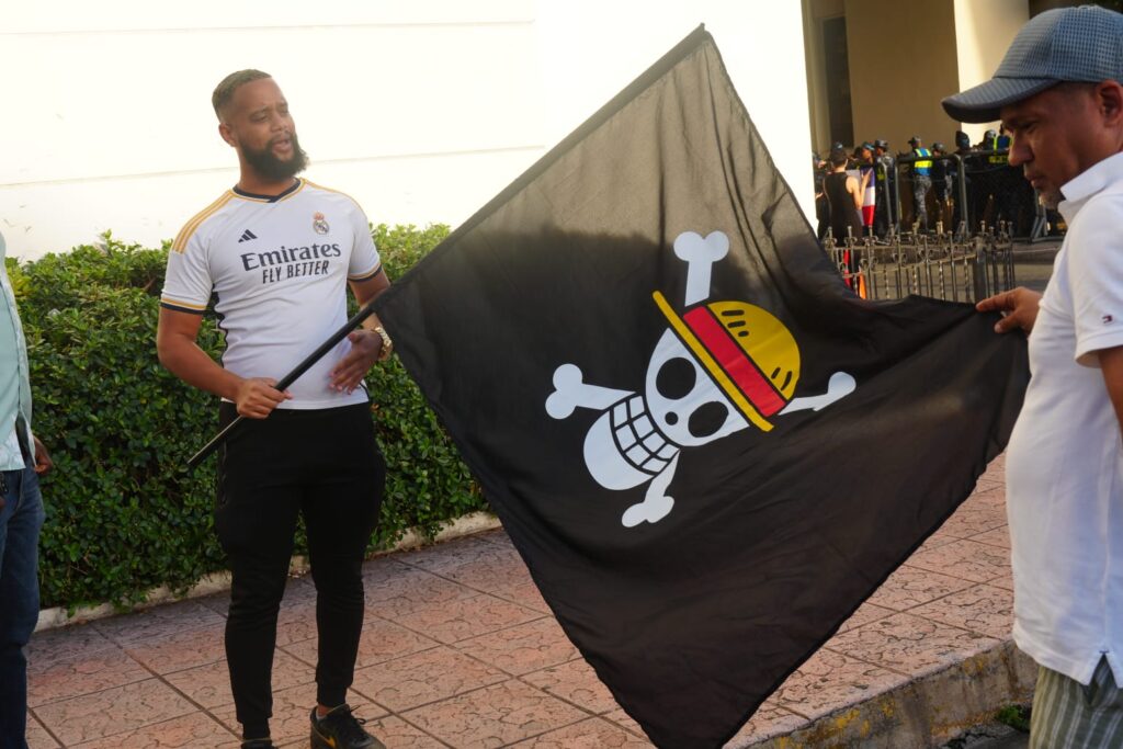 Cientos de personas se concentran frente al Palacio de Justicia de Ciudad Nueva exigiendo justicia por el Caso Senasa | 4 | Cientos de personas se concentran frente al Palacio de Justicia de Ciudad Nueva exigiendo justicia por el Caso Senasa - Noticias de hoy en República Dominicana | De Último Minuto