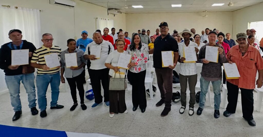 Gobernación de Azua entrega bonos navideños a juntas de vecinos | 2 | Gobernación de Azua entrega bonos navideños a juntas de vecinos - Noticias de hoy en República Dominicana | De Último Minuto