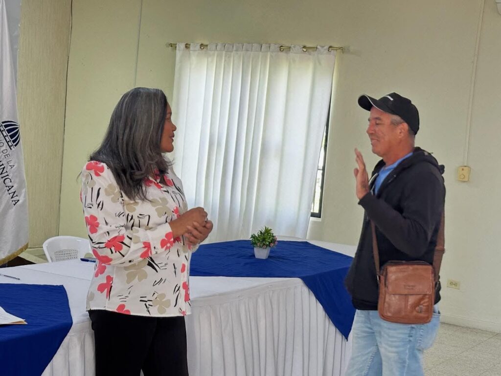 Gobernación de Azua entrega bonos navideños a juntas de vecinos | 3 | Gobernación de Azua entrega bonos navideños a juntas de vecinos - Noticias de hoy en República Dominicana | De Último Minuto