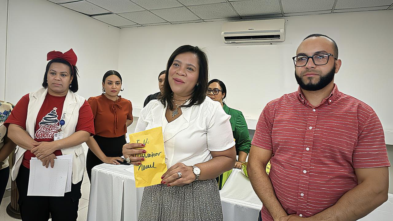 Gobernadora Adela Tejada entrega Bonos Navideños a juntas de vecinos de Bonao - Noticias de hoy en República Dominicana | De Último Minuto