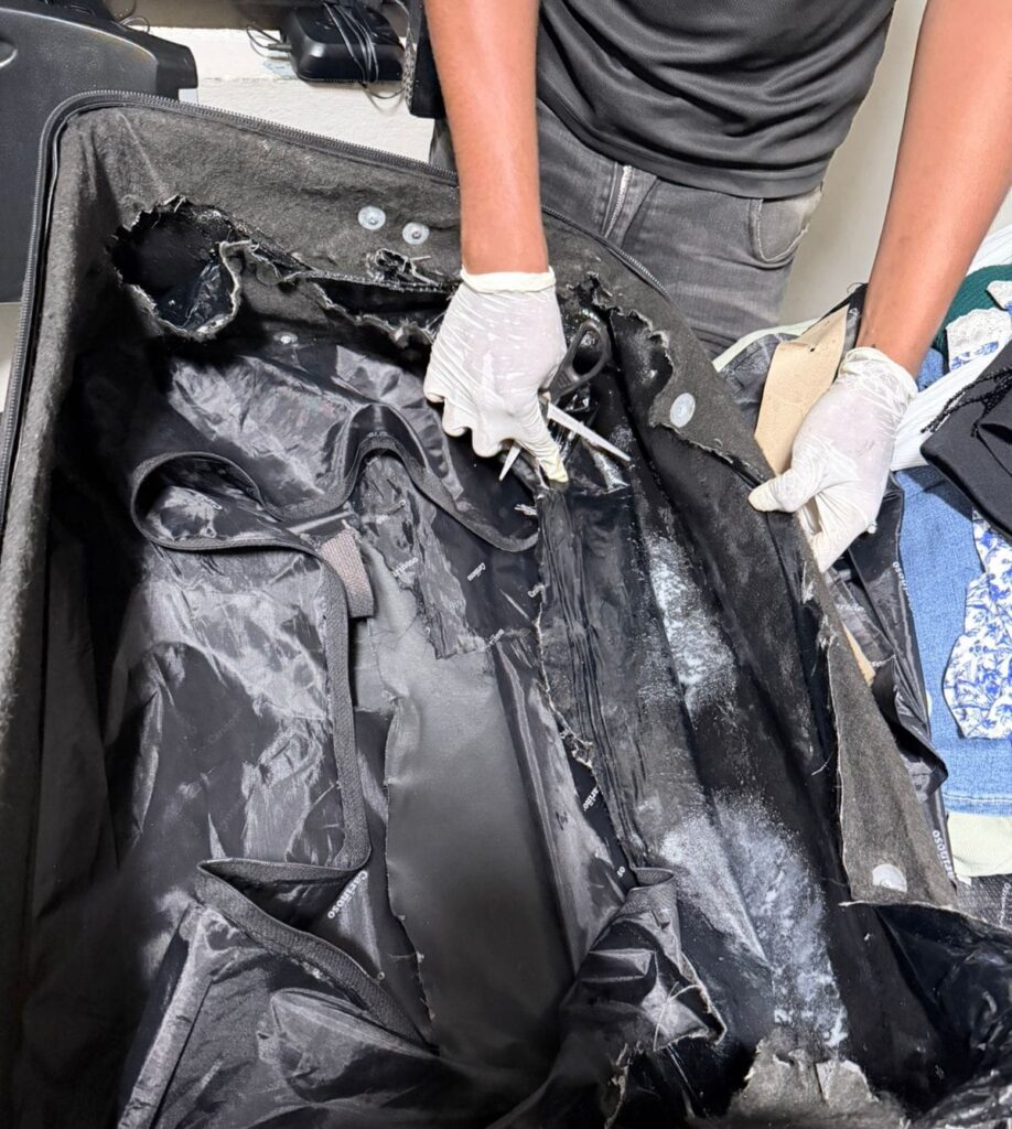 Arrestan en el AILA a mujer con doble nacionalidad que intentaba salir del país con cocaína en maletas - Noticias de hoy en República Dominicana | De Último Minuto