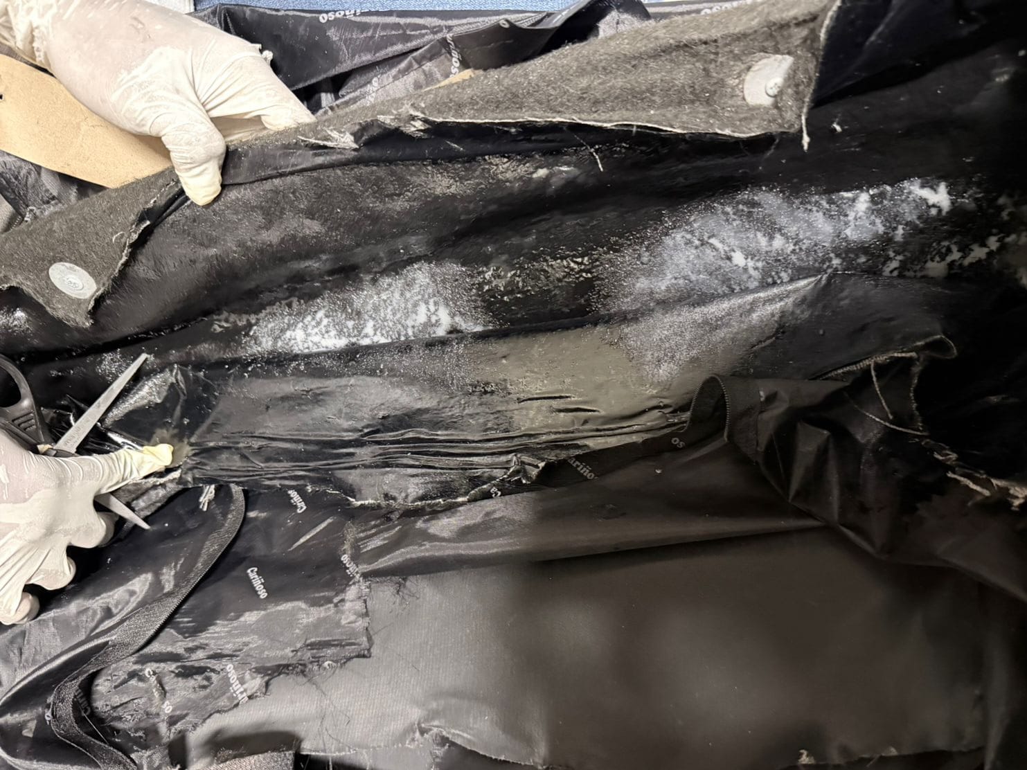 DETIENEN EN EL AILA MUJER CON DOS LÁMINAS DE PRESUNTA COCAÍNA CAMUFLADAS EN SU EQUIPAJE