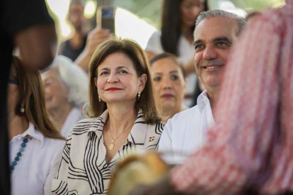 Abinader y Raquel Peña comparten villancicos navideños con familias en Casa Presidencial de Santiago - Noticias de hoy en República Dominicana | De Último Minuto