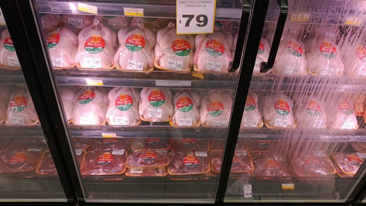 El precio del pollo se sitúa en RD$79 la libra en supermercados durante la temporada navideña