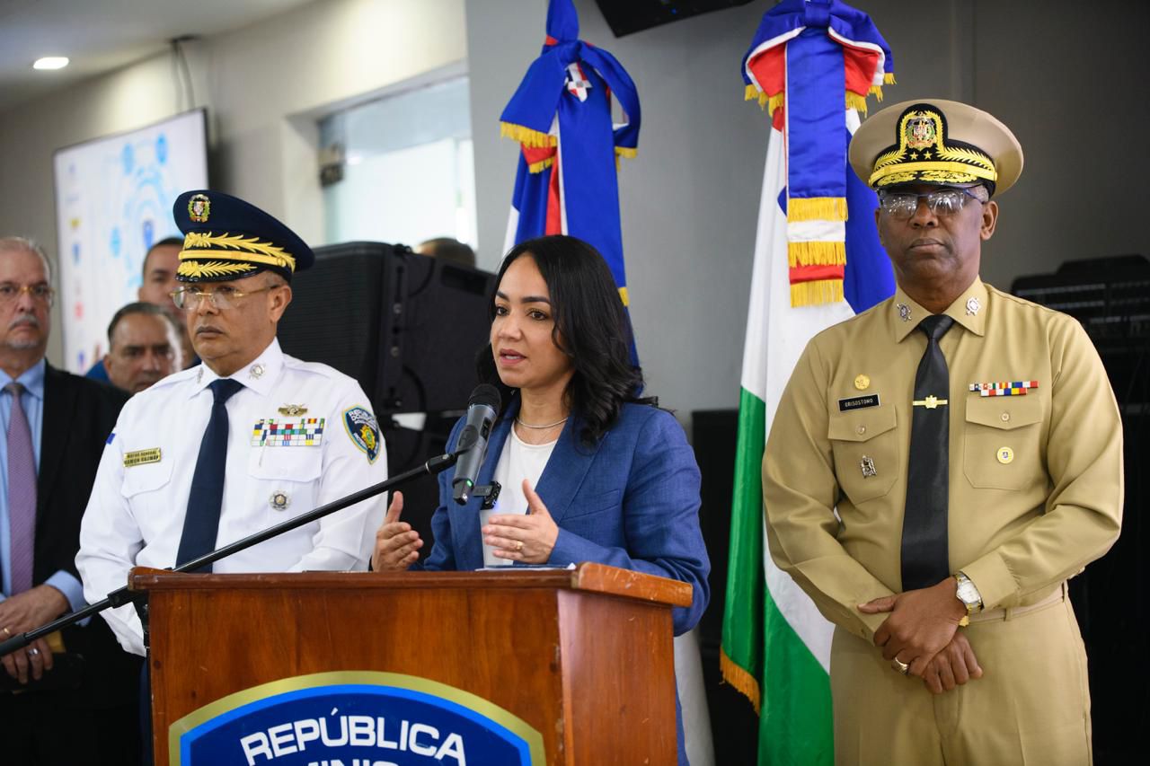 Ministra Faride Raful informa hallazgo de armas ilegales tras muerte de joven en intervención policial en Villa Consuelo