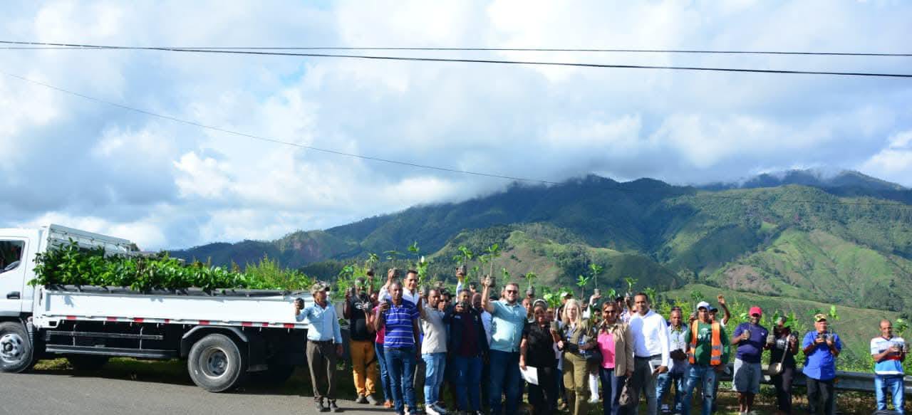 Hecmilio Galván recorre Cordillera Central, asegura hay que reivindicar las montañas