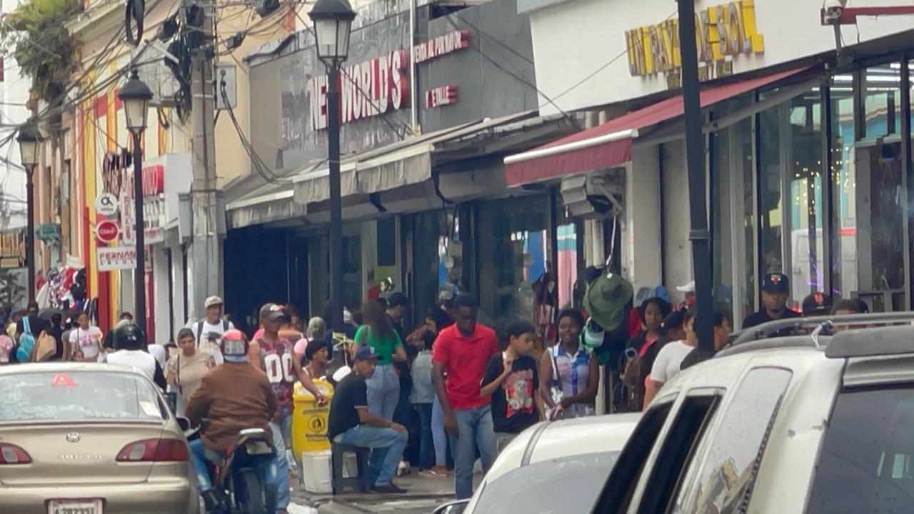 Se dinamiza el comercio en el Centro Histórico de Santiago previo a la celebración de Nochebuena