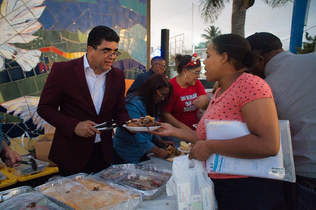 Alcalde de SDE comparte cena de Nochebuena con personas en condición de calle Alcalde de SDE comparte cena de Nochebuena con personas en condición de calle