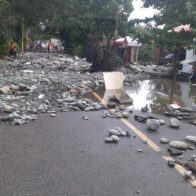 Explosión de tubería matriz en Sabana Iglesia inunda viviendas y deja comunidades incomunicadas