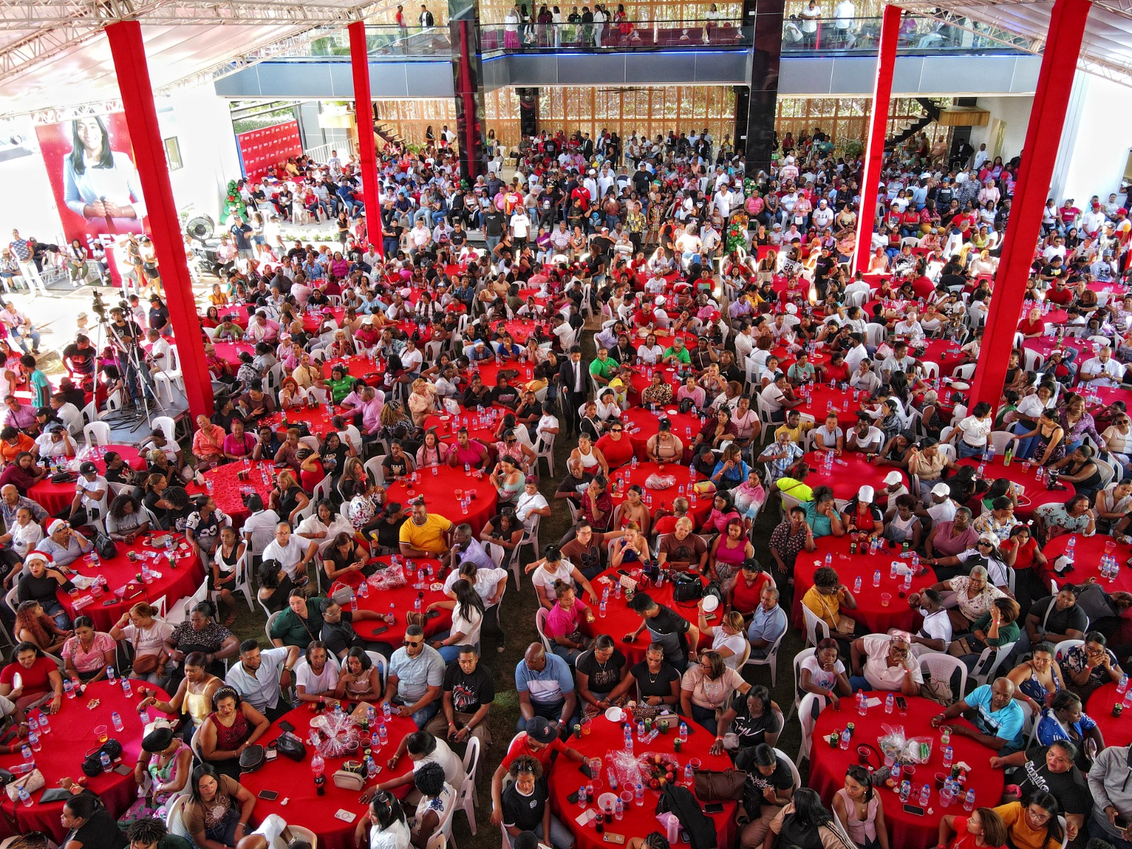 Multitudinaria fiesta navideña de Leyvi Bautista reúne a munícipes y líderes nacionales en Santo Domingo Oeste
