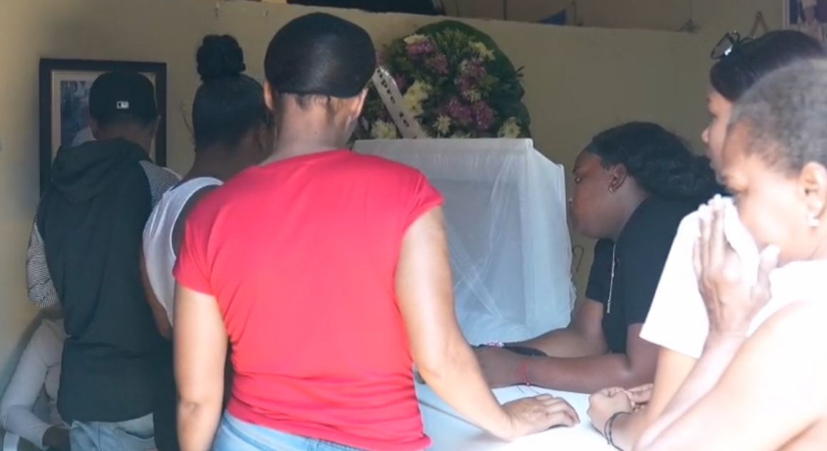 Familiares y comunitarios dan el último adiós a joven fallecida en La Ciénaga