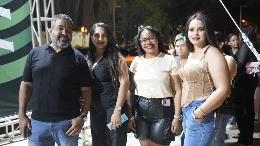 Fanáticos de todo el país llegan a la Arena del Cibao para el segundo concierto de Raulín Rodríguez | 10 | Fanáticos de todo el país llegan a la Arena del Cibao para el segundo concierto de Raulín Rodríguez - Noticias de hoy en República Dominicana | De Último Minuto