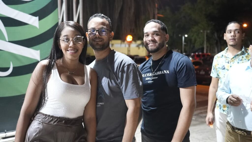 Fanáticos de todo el país llegan a la Arena del Cibao para el segundo concierto de Raulín Rodríguez | 8 | Fanáticos de todo el país llegan a la Arena del Cibao para el segundo concierto de Raulín Rodríguez - Noticias de hoy en República Dominicana | De Último Minuto