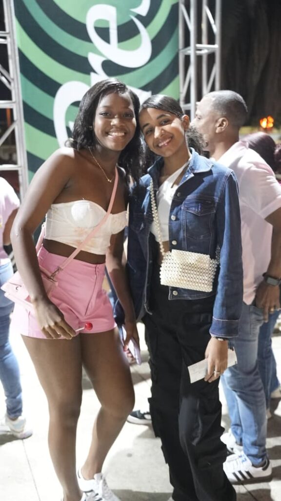 Fanáticos de todo el país llegan a la Arena del Cibao para el segundo concierto de Raulín Rodríguez | 5 | Fanáticos de todo el país llegan a la Arena del Cibao para el segundo concierto de Raulín Rodríguez - Noticias de hoy en República Dominicana | De Último Minuto