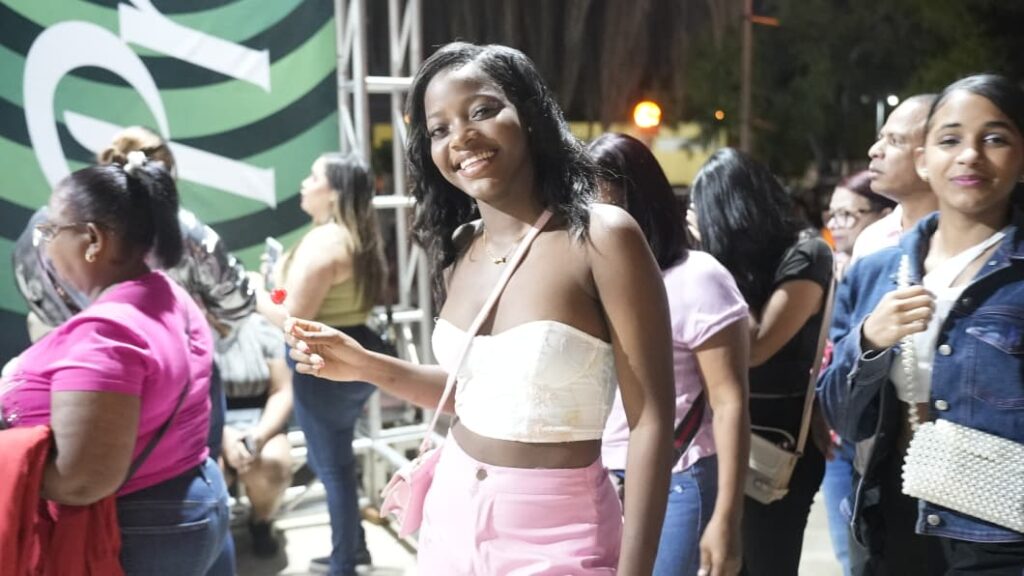 Fanáticos de todo el país llegan a la Arena del Cibao para el segundo concierto de Raulín Rodríguez | 6 | Fanáticos de todo el país llegan a la Arena del Cibao para el segundo concierto de Raulín Rodríguez - Noticias de hoy en República Dominicana | De Último Minuto