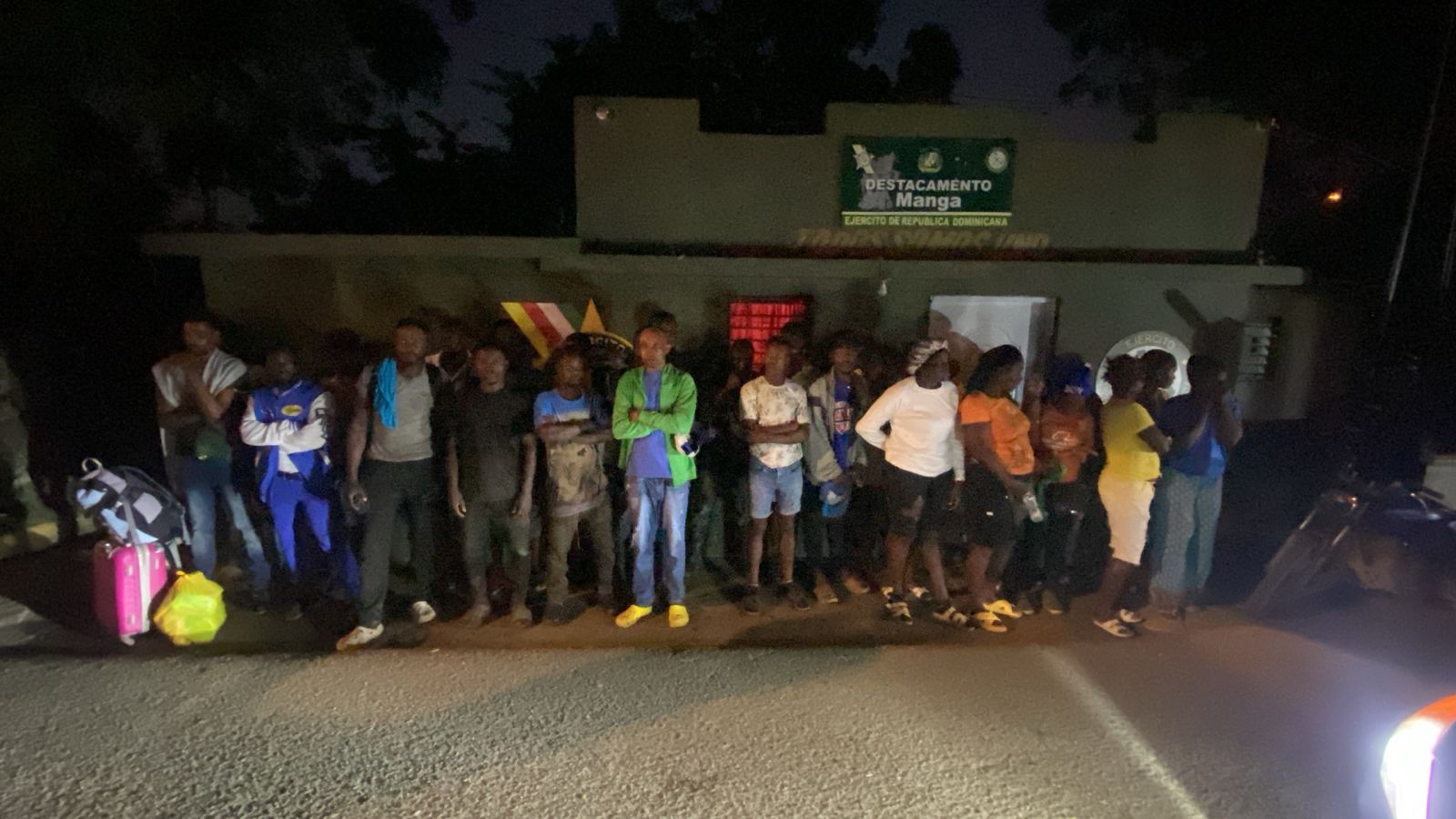 Ejército intercepta 30 extranjeros indocumentados y retiene motocicletas en Guayubín, Montecristi
