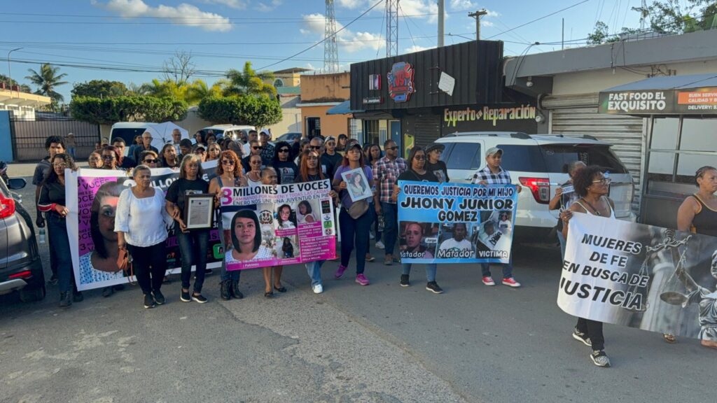 Realizan marcha exigiendo justicia por mujeres asesinadas en Saint Thomas | 7 | Realizan marcha exigiendo justicia por mujeres asesinadas en Saint Thomas - Noticias de hoy en República Dominicana | De Último Minuto