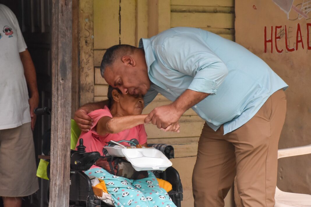 Carlos Gil agasaja familias de SDE en medio de incertidumbre navideña