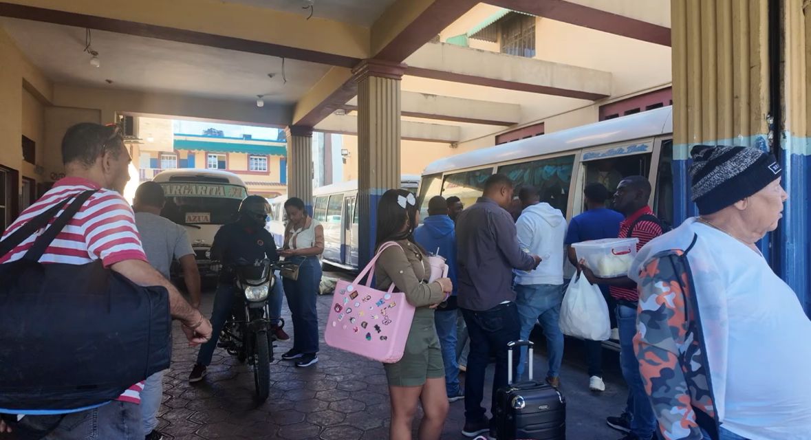 Flujo de pasajeros se mantiene lento en paradas de guaguas hacia el Sur, Este y el Cibao