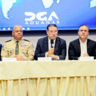 Director de Aduanas junto a otras autoridades que interactúan en los puertos.