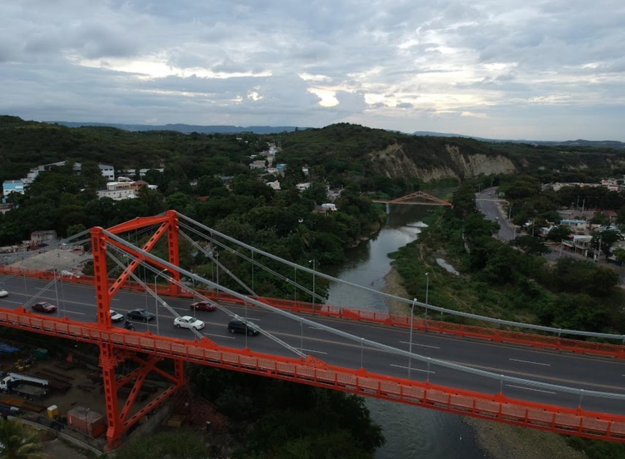 Mujer sobrevive tras lanzarse del puente Hermanos Patiños en Santiago - Noticias de hoy en República Dominicana | De Último Minuto