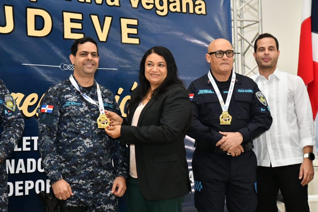 Policía Nacional recibe reconocimiento de la Unión Deportiva Vegana | 7 | Policía Nacional recibe reconocimiento de la Unión Deportiva Vegana - Noticias de hoy en República Dominicana | De Último Minuto