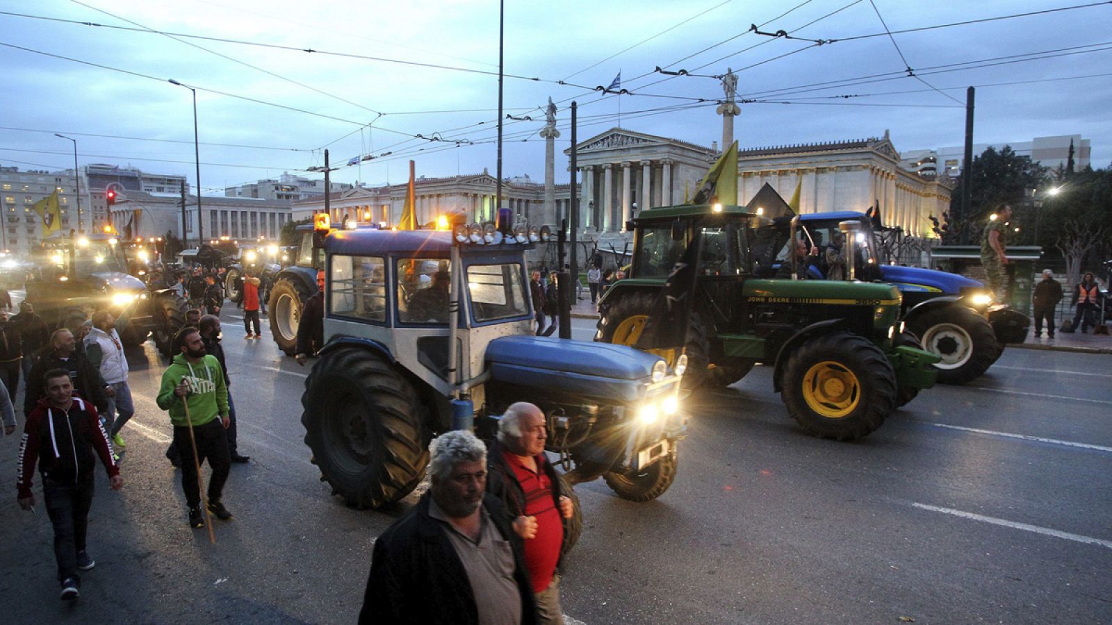 Agricultores bloquean Grecia con sus tractores para exigir fondos atrasados por corrupción