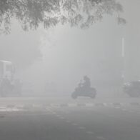Más de 100 vuelos cancelados en Nueva Delhi por baja visibilidad en pico de contaminación