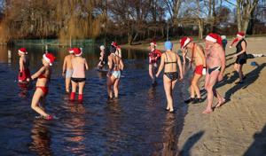 Docenas de personas en Berlín siguen tradición navideña y se bañan en el lago Orankesee | 2 | Docenas de personas en Berlín siguen tradición navideña y se bañan en el lago Orankesee - Noticias de hoy en República Dominicana | De Último Minuto