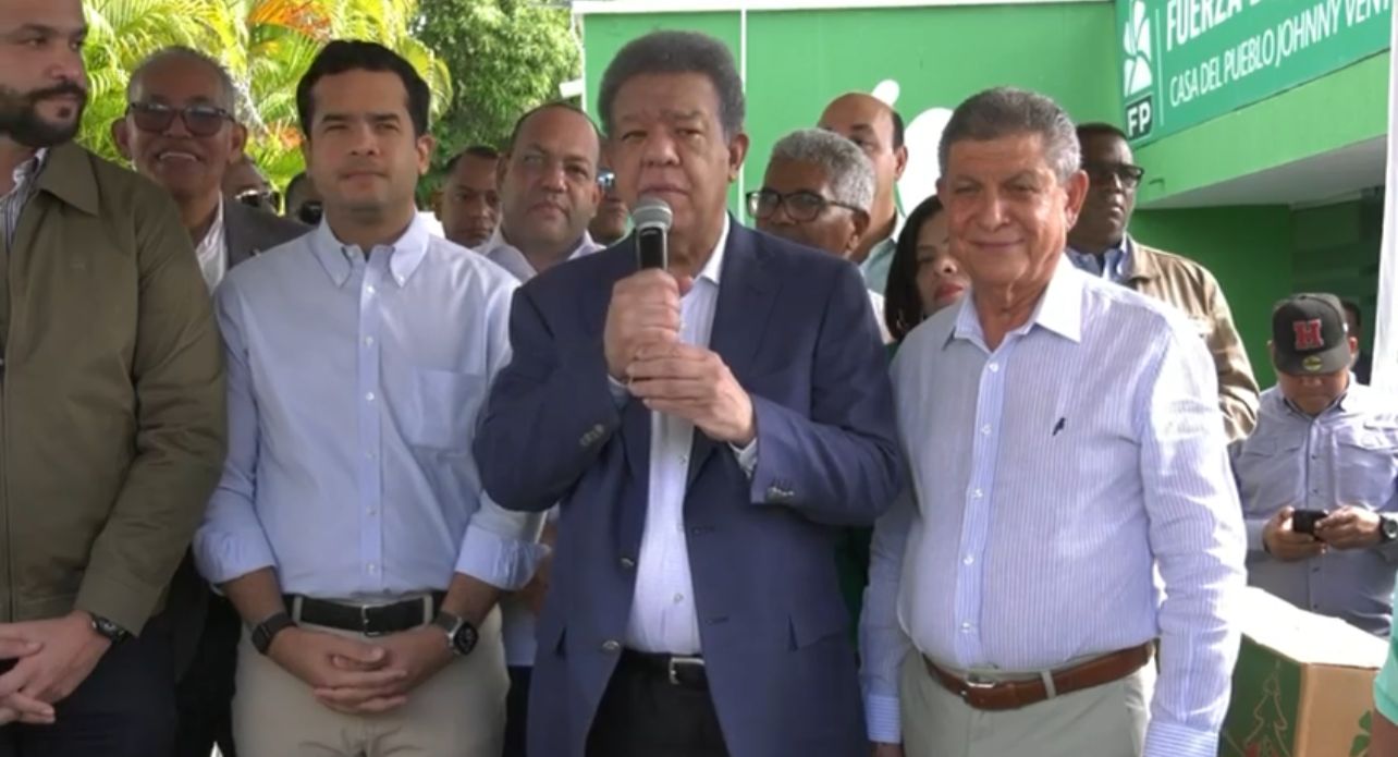 Leonel continúa entrega de alimentos a sectores vulnerables y afirma que la necesidad del pueblo es evidente