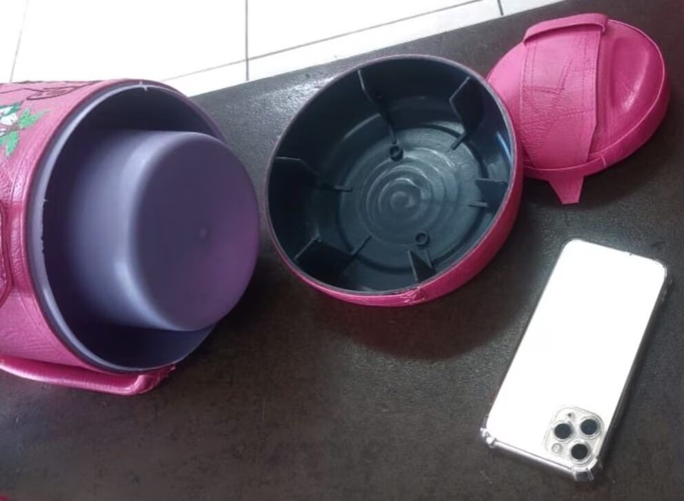 Incautaron un iPhone oculto en un termo que intentaron entregar a la pareja del narco Sebastián Marset en una cárcel militar de Paraguay | 2 | Incautaron un iPhone oculto en un termo que intentaron entregar a la pareja del narco Sebastián Marset en una cárcel militar de Paraguay - Noticias de hoy en República Dominicana | De Último Minuto