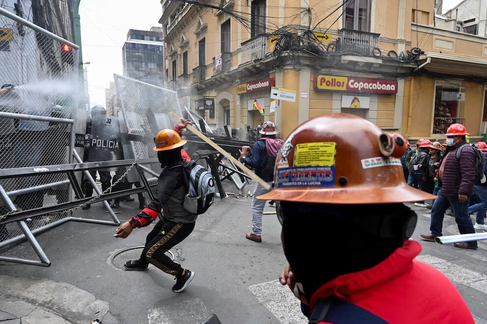 Violentas protestas en Bolivia por el retiro del subsidio a los combustibles dejaron al menos cuatro policías heridos | 3 | Violentas protestas en Bolivia por el retiro del subsidio a los combustibles dejaron al menos cuatro policías heridos - Noticias de hoy en República Dominicana | De Último Minuto