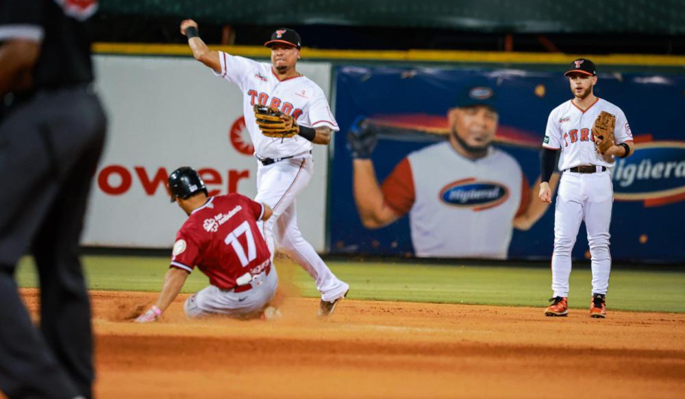 Gigantes detienen racha de los Toros y logran su primera victoria del Round Robin - Noticias de hoy en República Dominicana | De Último Minuto