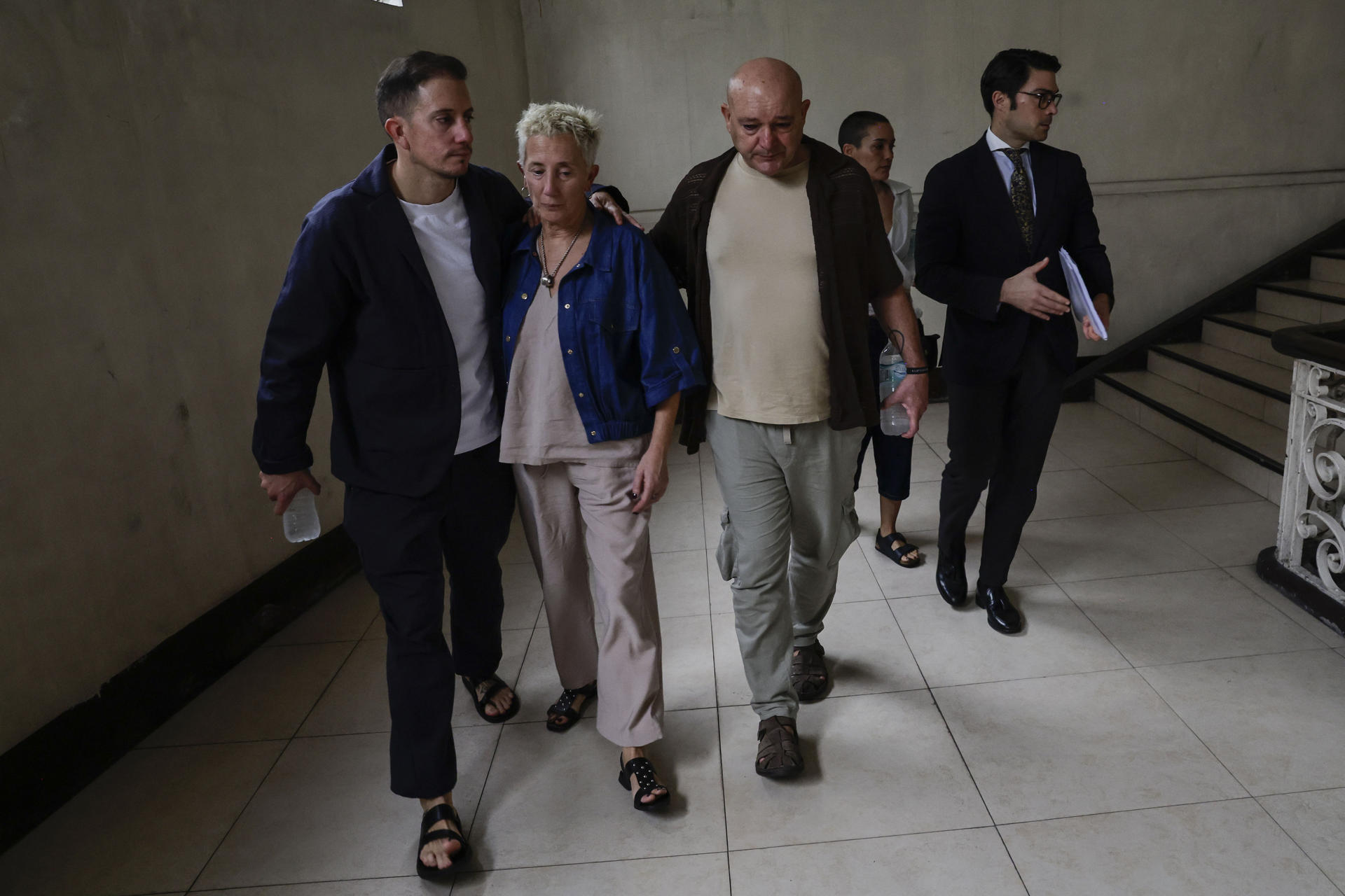 La madre de Diego Bello dice que están "satisfechos" tras declarar en el juicio en Manila