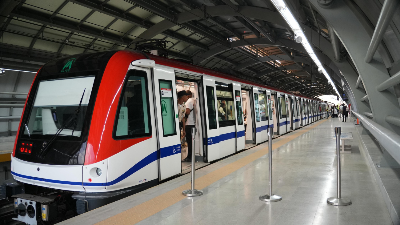 Suspenden servicio de Línea 2 del Metro tras mujer lanzarse a los rieles