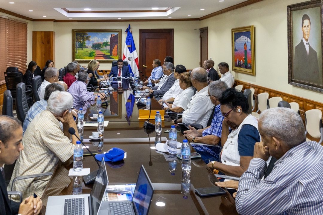 Contratistas acuden al Congreso para proponer iniciativa legislativa que salde deudas antiguas
