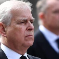 El expríncipe Andrés guarda silencio tras nuevas fotos comprometedoras en archivos de Epstein