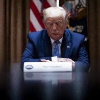 Trump dice que cierra los ojos en las reuniones con su gabinete porque son "aburridísimas"