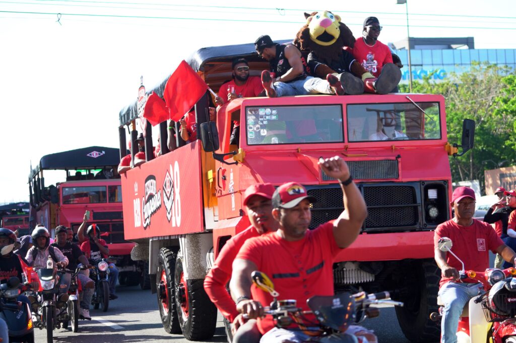 Escogido celebra la corona 18 con caravana por Santo Domingo | 2 | Escogido celebra la corona 18 con caravana por Santo Domingo - Noticias de hoy en República Dominicana | De Último Minuto