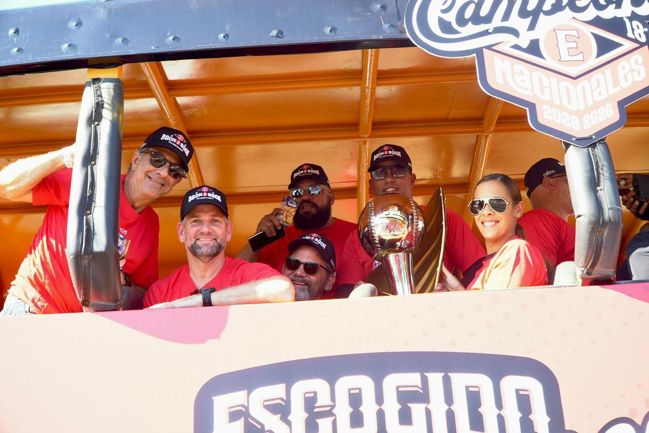 Escogido celebra la corona 18 con caravana por Santo Domingo