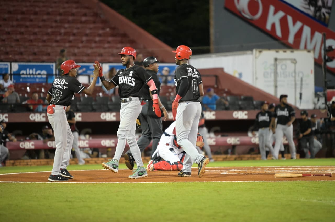 Leones del Escogido se acercan a la final tras vencer a Gigantes en San Francisco - Noticias de hoy en República Dominicana | De Último Minuto
