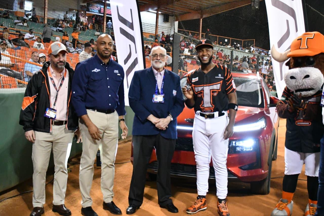 Bryan de la Cruz es premiado como Jugador Más Valioso y recibe yipeta JAC JS6 en La Romana - Noticias de hoy en República Dominicana | De Último Minuto