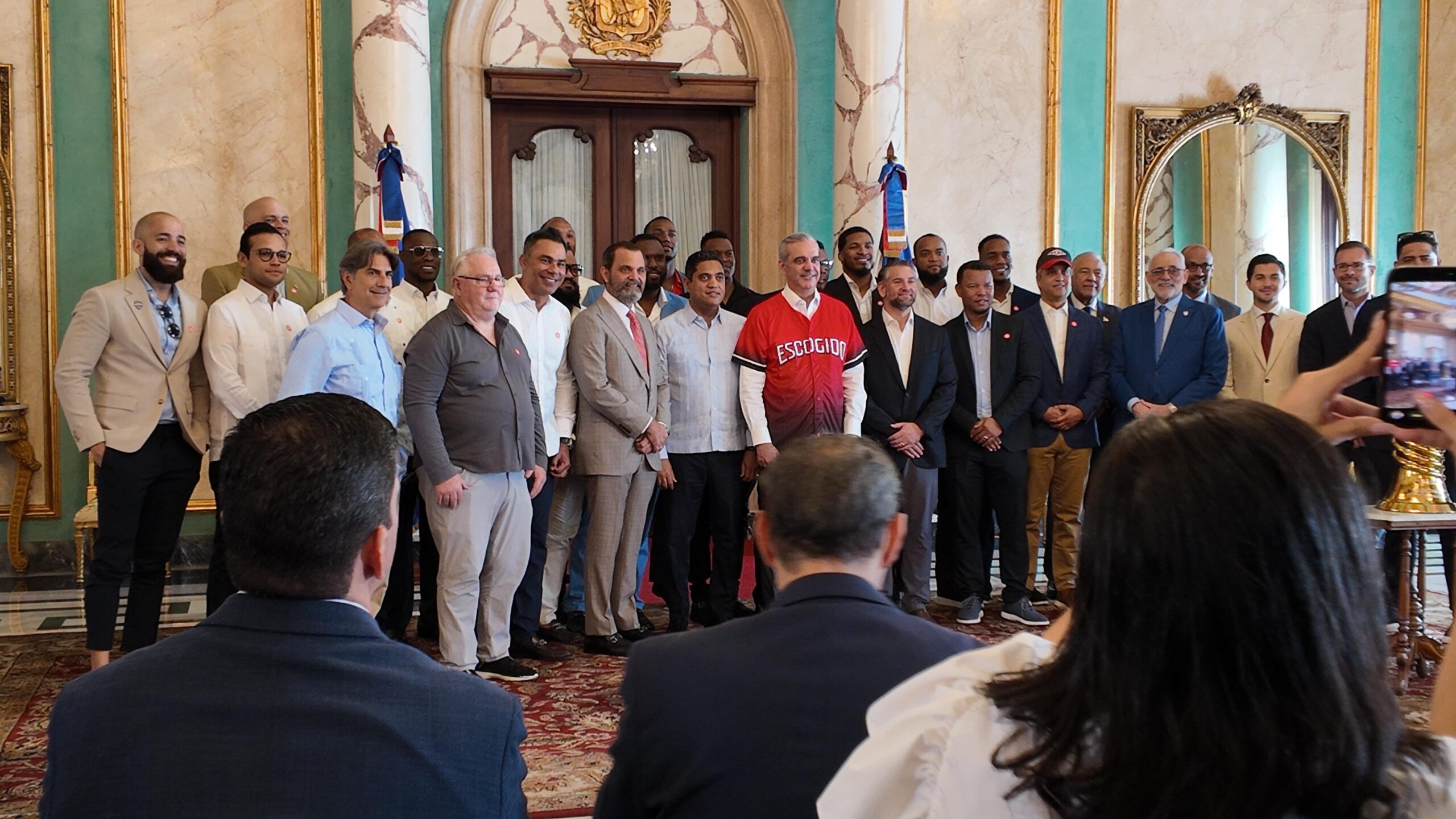 Con la corona puesta y la bandera en mano: Escogido es recibido por Abinader - Noticias de hoy en República Dominicana | De Último Minuto