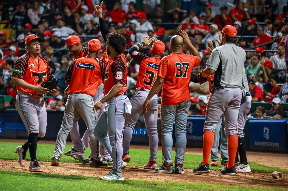 Toros del Este reaccionan en la novena y conquistan su primer triunfo en la Serie Final - Noticias de hoy en República Dominicana | De Último Minuto
