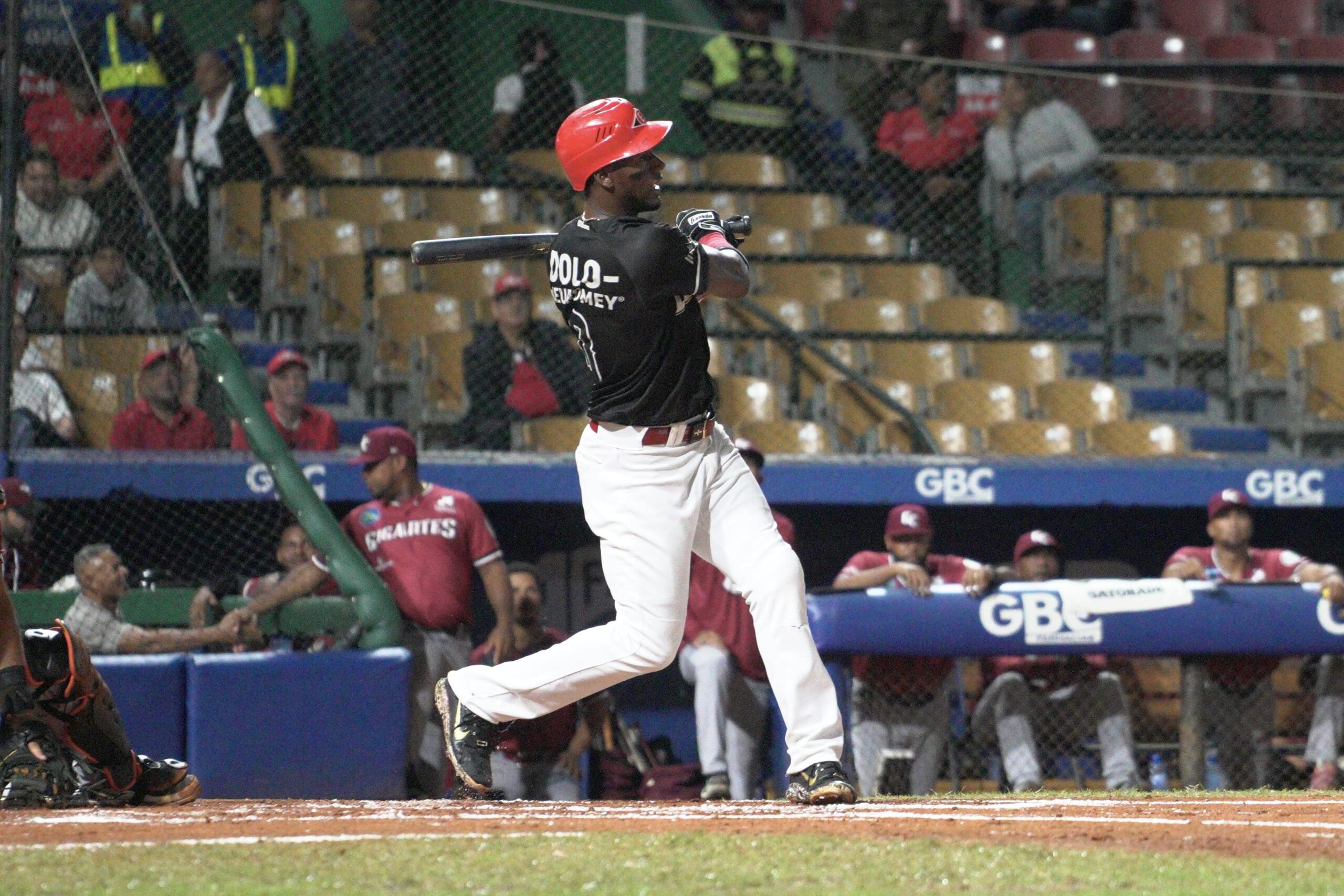 Sencillo de Junior Lake deja en el terreno a los Gigantes y consolida a los Leones en la cima - Noticias de hoy en República Dominicana | De Último Minuto