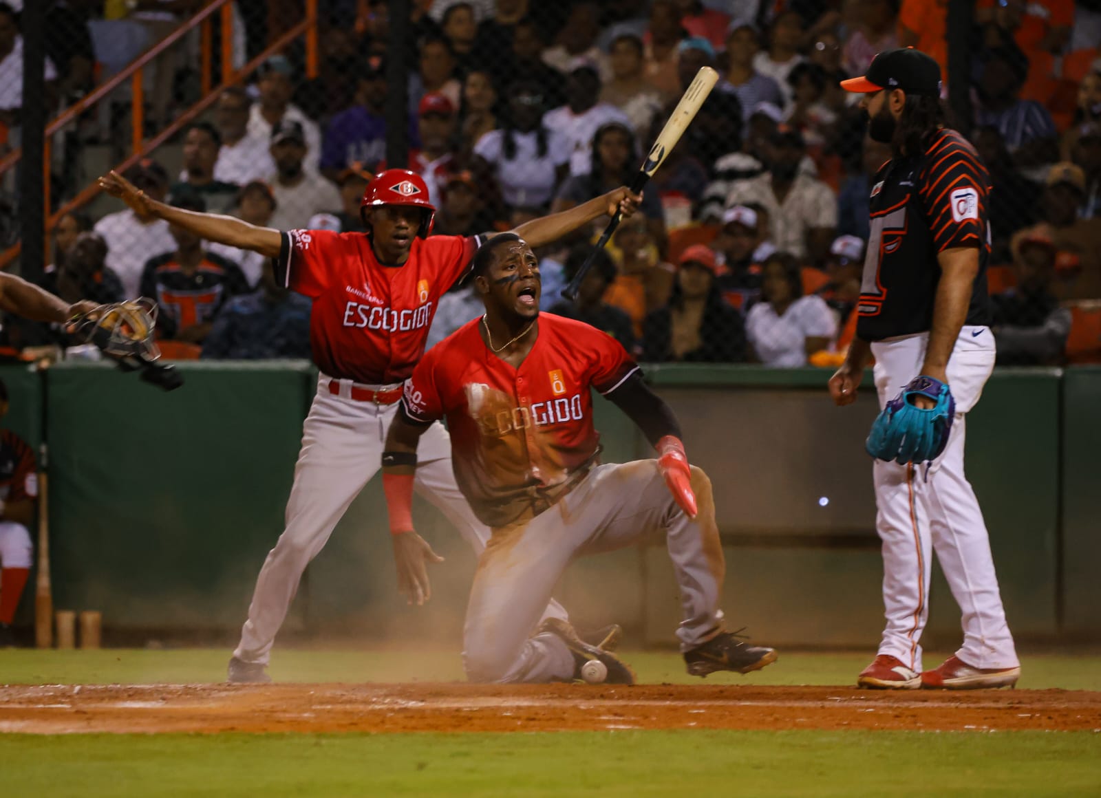 Escogido toma ventaja 2-0 en la final tras ofensiva clave de Navarro y Lake ante los Toros - Noticias de hoy en República Dominicana | De Último Minuto