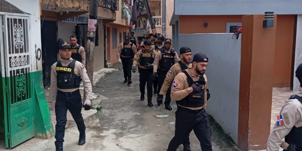 DNCD arresta 13 personas y ocupa cientos de drogas en Manganagua