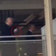 Trump insulta y hace gesto obsceno a empleado de Ford tras acusación de ser “protector de pedófilos”